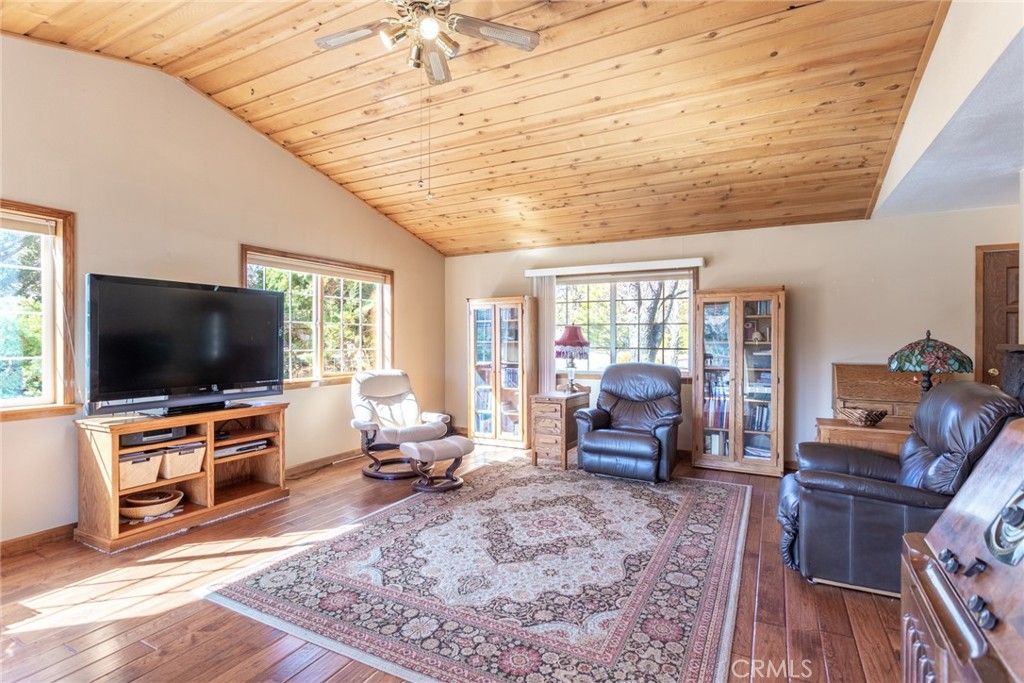 Photo of 16834 Lake Shore Drive, Weed, CA 96094 (MLS # SN25238875)
