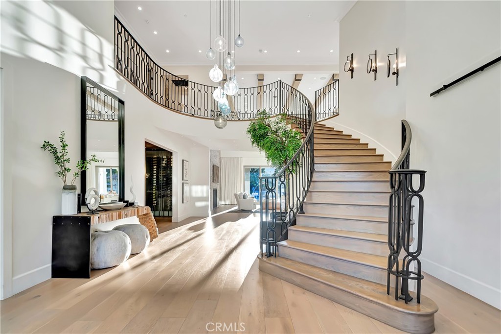Properties 2 2037 Delphine Lane