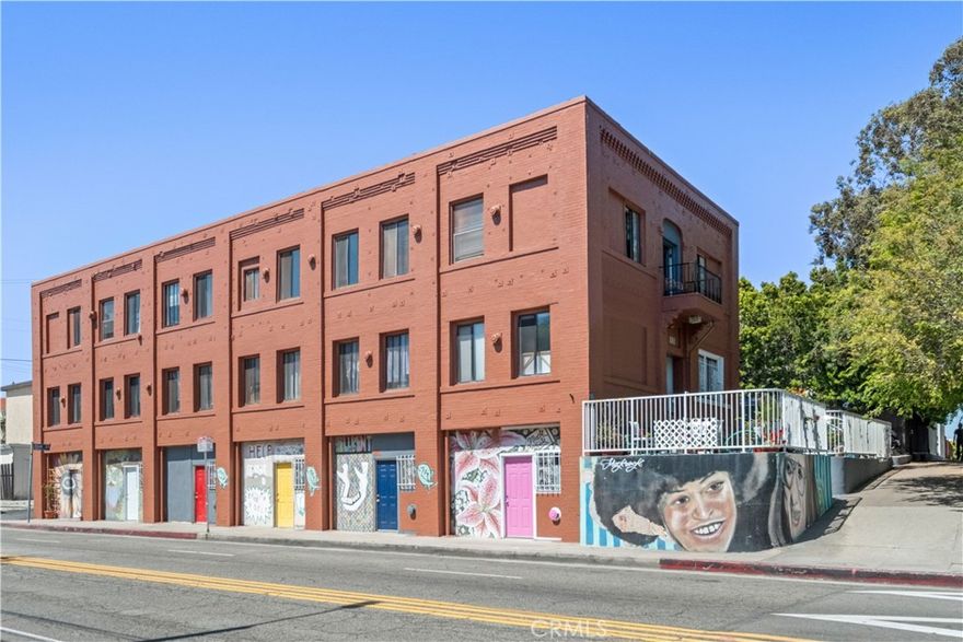 Venice Beach Junior Studio – One Block from the Sand! Move-In Special!!

Live steps from the beach in this bright and airy junior bachelor studio in the heart of Venice! This incredible location puts you just moments from Rose Avenue, Abbot Kinney, Santa Monica’s Main Street, the historic Venice Canals, the boardwalk, and both Venice and Santa Monica beaches. This is prime coastal living at its best.

Inside, enjoy high ceilings, wood floors, and plenty of natural light Utilities are included, making life simple and stress-free. The building is professionally managed with onsite property management and a shared laundry room for your convenience. There are community Bathrooms and laundry available on-site. 


Don’t miss your chance to live just one block from the sand in one of LA’s most iconic beachside neighborhoods. Fast-track your dream lifestyle—this one won’t last