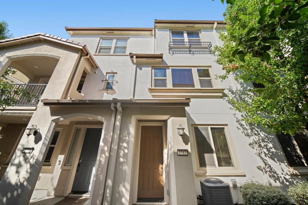 2712 Ferrara Circle