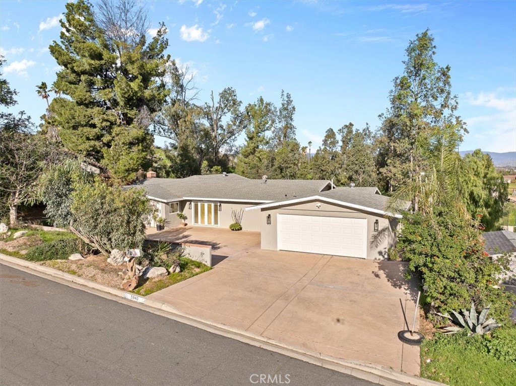 5940 Avenue Juan Bautista