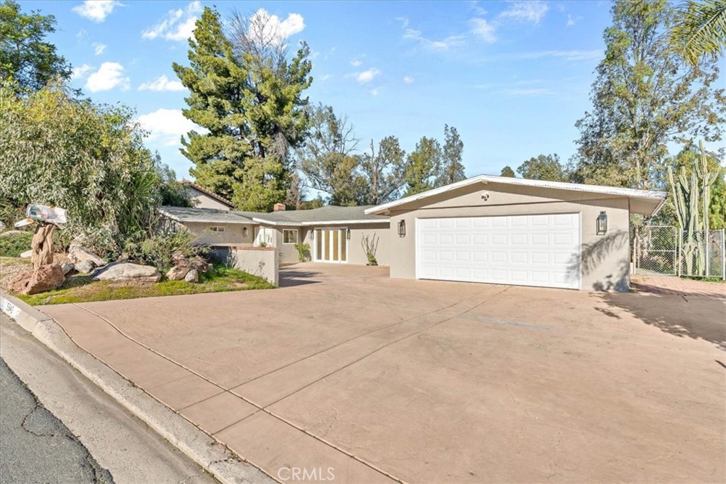 5940 Avenue Juan Bautista