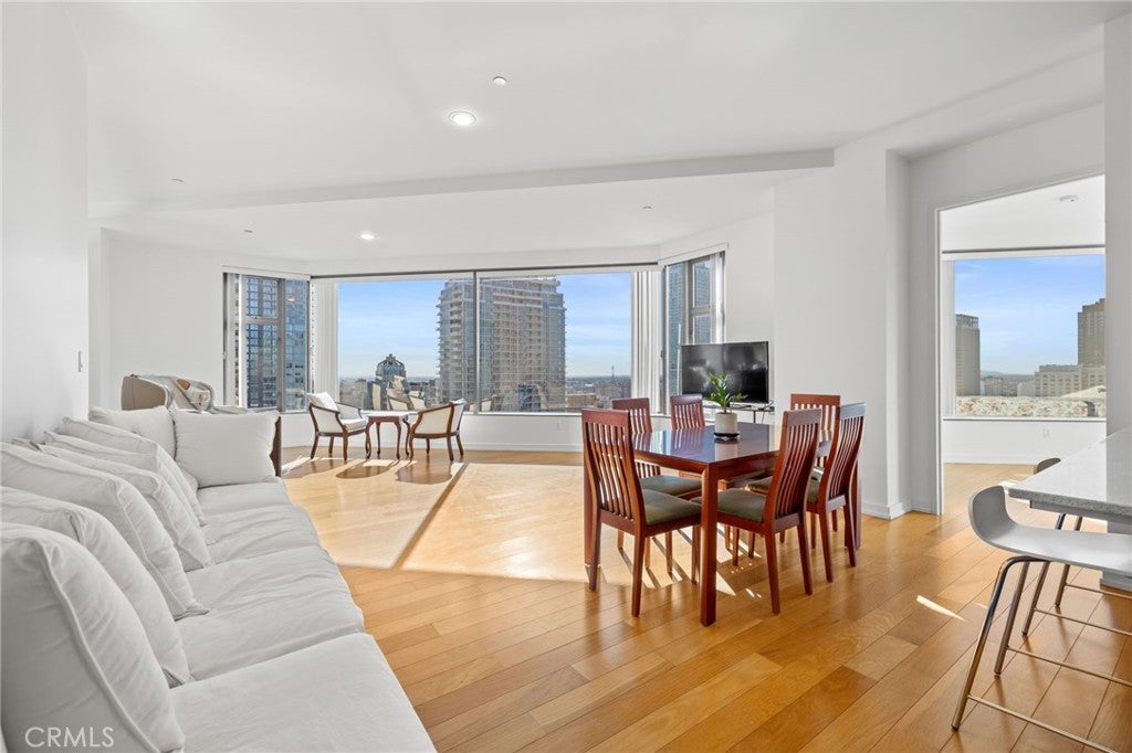 801 S Grand 1611