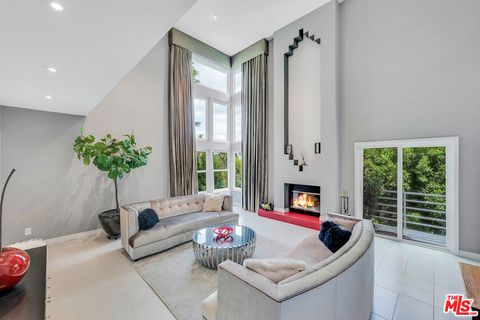 Photo of 13563 Contour Drive, Sherman Oaks, CA 91423 (MLS # 26638771)