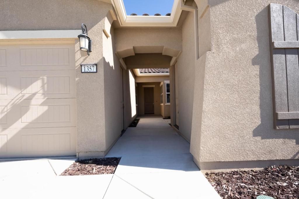 Photo of 1357 Sunridge Drive, Hollister, CA 95023 (MLS # ML82026867)