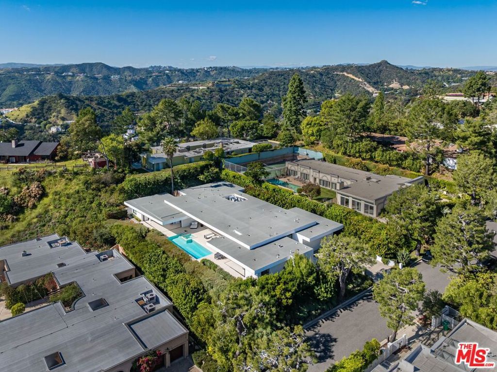 Photo of 1535 Carla Rdg, Beverly Hills, CA 90210 (MLS # 26654627)