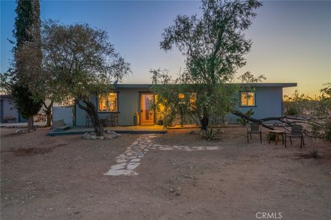 Photo of 2724 Stonehill Ave, Joshua Tree, CA 92252 (MLS # JT26085686)