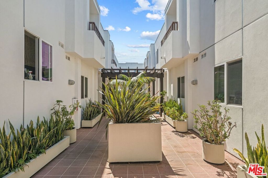Photo of 2512 28th Street #104, Santa Monica, CA 90405 (MLS # 25589963)
