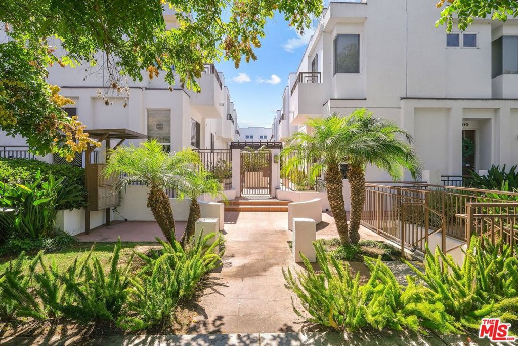 Photo of 2512 28th Street #104, Santa Monica, CA 90405 (MLS # 25589963)