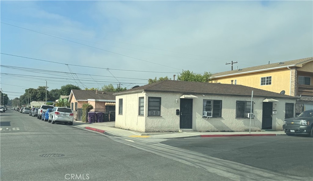 INVESTOR!! INVESTOR!! Incredible investment opportunity in North Long Beach! This duplex offers two spacious units, each with its own private entrance—ideal for owner-occupants or savvy investors. Live in one and rent the other, or lease both for strong rental income potential. A detached 2-car garage adds convenience and value. Located in a growing neighborhood near schools, shopping, and major freeways. Don’t miss out on this versatile property with long-term upside!
