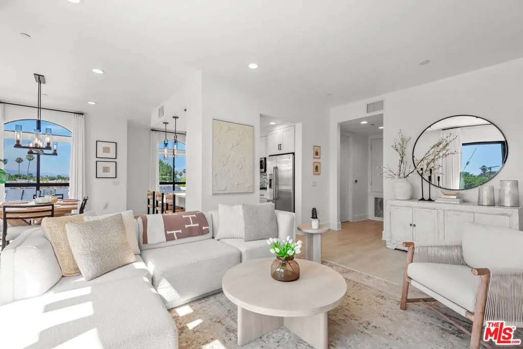 Encino, California 91316, United States, 2 Bedrooms Bedrooms, ,2 BathroomsBathrooms,Residential,Active,192115