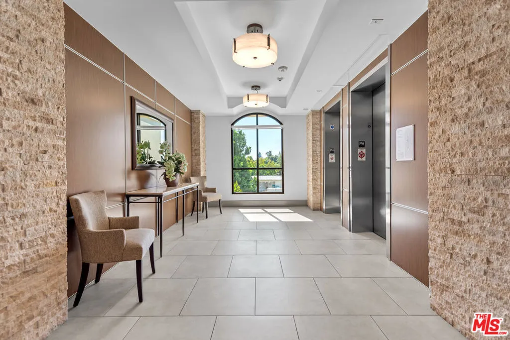 Encino, California 91316, United States, 2 Bedrooms Bedrooms, ,2 BathroomsBathrooms,Residential,Active,192115