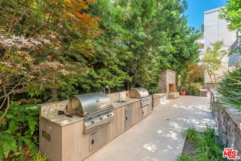 Encino, California 91316, United States, 2 Bedrooms Bedrooms, ,2 BathroomsBathrooms,Residential,Active,192115