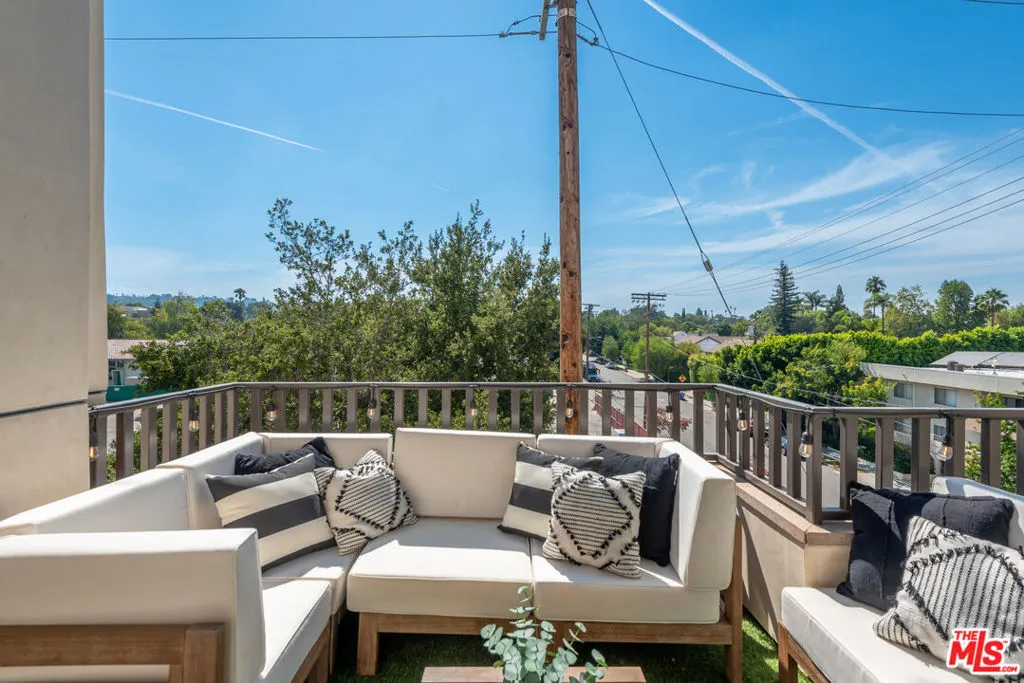 Encino, California 91316, United States, 2 Bedrooms Bedrooms, ,2 BathroomsBathrooms,Residential,Active,192115