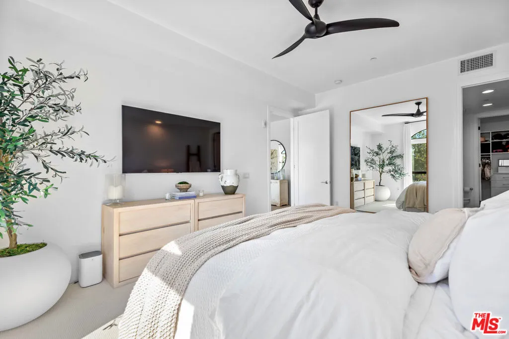 Encino, California 91316, United States, 2 Bedrooms Bedrooms, ,2 BathroomsBathrooms,Residential,Active,192115