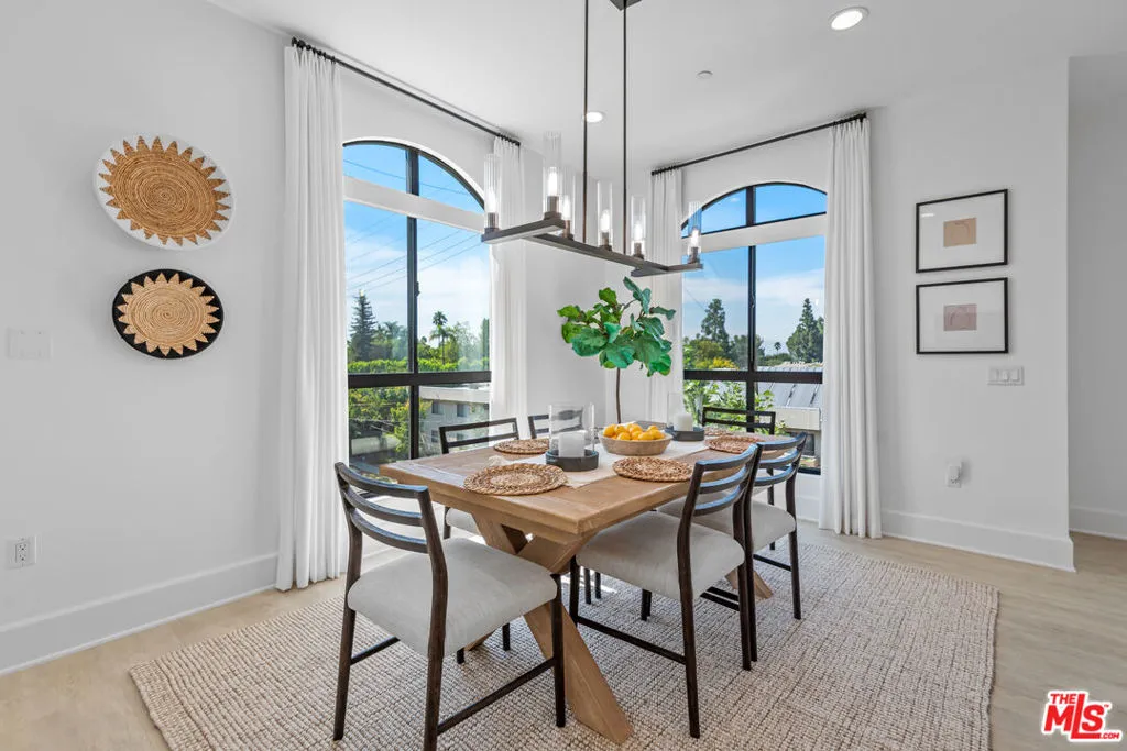 Encino, California 91316, United States, 2 Bedrooms Bedrooms, ,2 BathroomsBathrooms,Residential,Active,192115