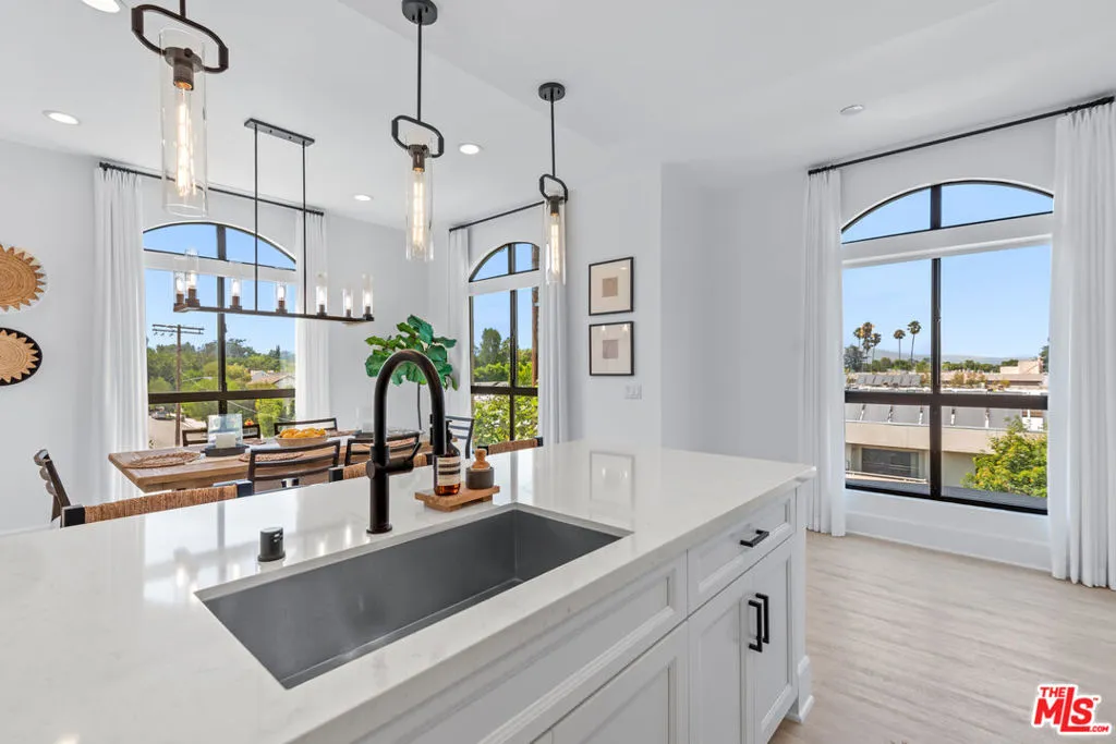 Encino, California 91316, United States, 2 Bedrooms Bedrooms, ,2 BathroomsBathrooms,Residential,Active,192115