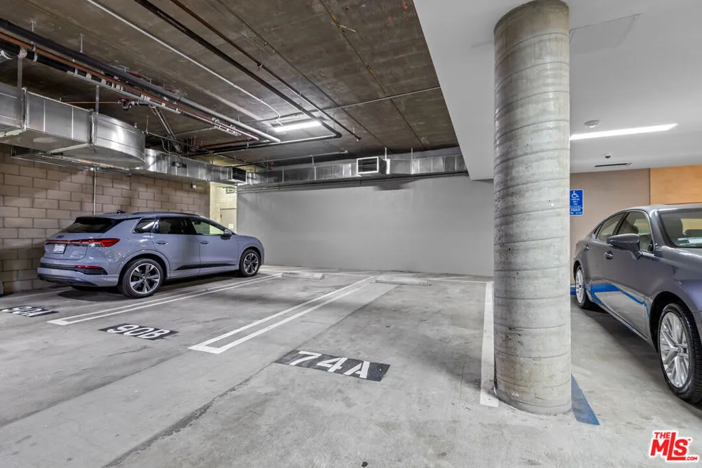 Encino, California 91316, United States, 2 Bedrooms Bedrooms, ,2 BathroomsBathrooms,Residential,Active,192115