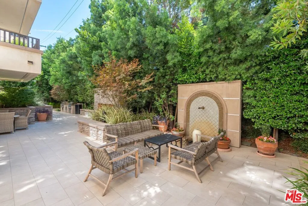 Encino, California 91316, United States, 2 Bedrooms Bedrooms, ,2 BathroomsBathrooms,Residential,Active,192115