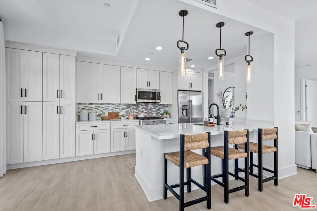 Encino, California 91316, United States, 2 Bedrooms Bedrooms, ,2 BathroomsBathrooms,Residential,Active,192115