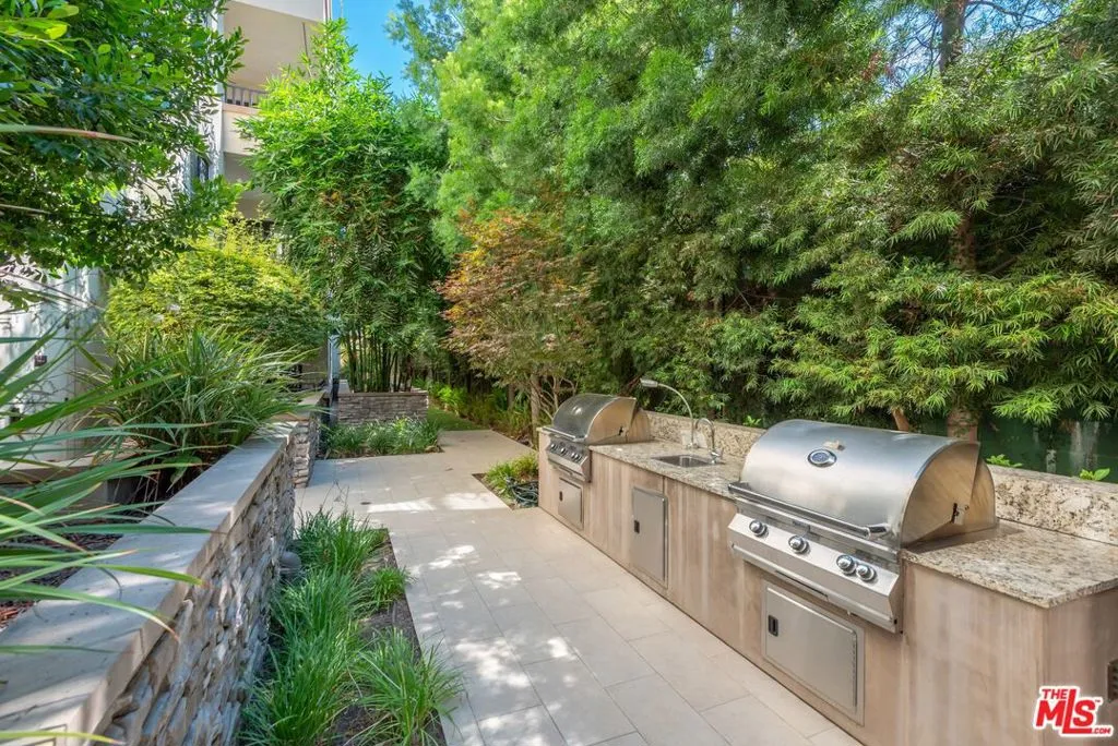 Encino, California 91316, United States, 2 Bedrooms Bedrooms, ,2 BathroomsBathrooms,Residential,Active,192115