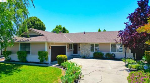 Photo of 637 Dover Way WAY, Livermore, CA 94551 (MLS # 41135315)
