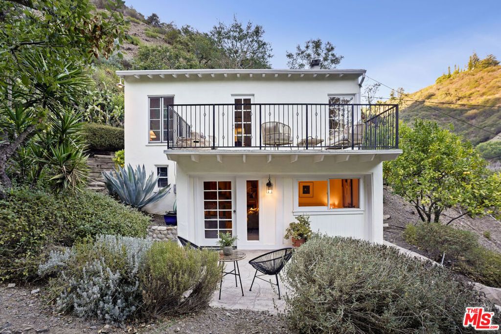 Photo of 1205 N Beverly Glen Boulevard, Los Angeles, CA 90077 (MLS # 25588427)