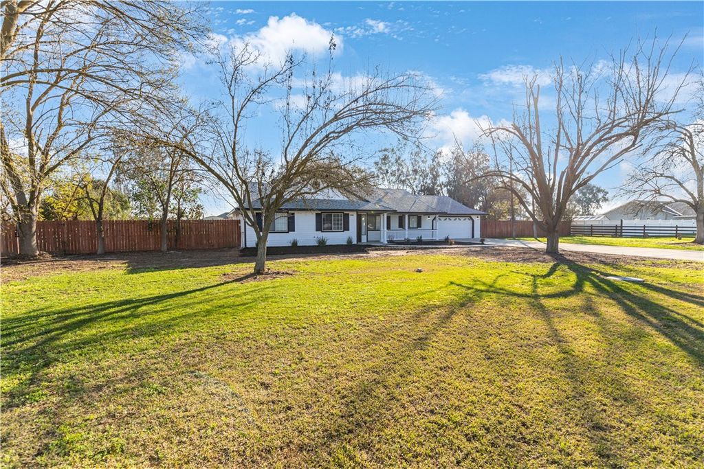 Photo of 28702 Rancho Ave, Madera, CA 93638 (MLS # MC26082878)