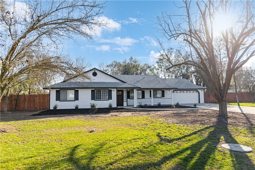 Photo of 28702 Rancho Ave, Madera, CA 93638 (MLS # MC26082878)