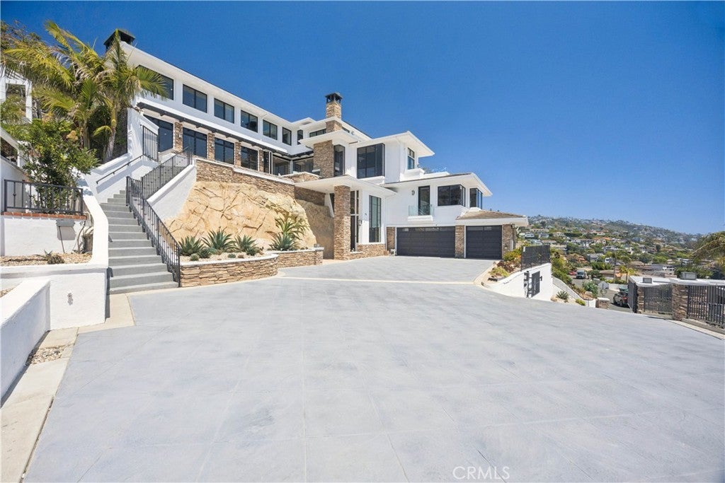 Photo of 1076 Skyline Drive, Laguna Beach, CA 92651 (MLS # OC26161328)