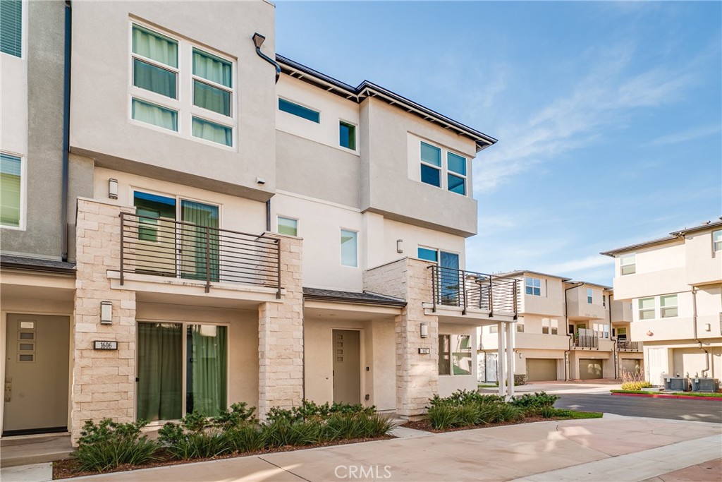 1602 W Bushell