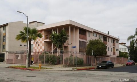 Photo of 941 S Gramercy Place, Los Angeles, CA 90019 (MLS # GD25134258)