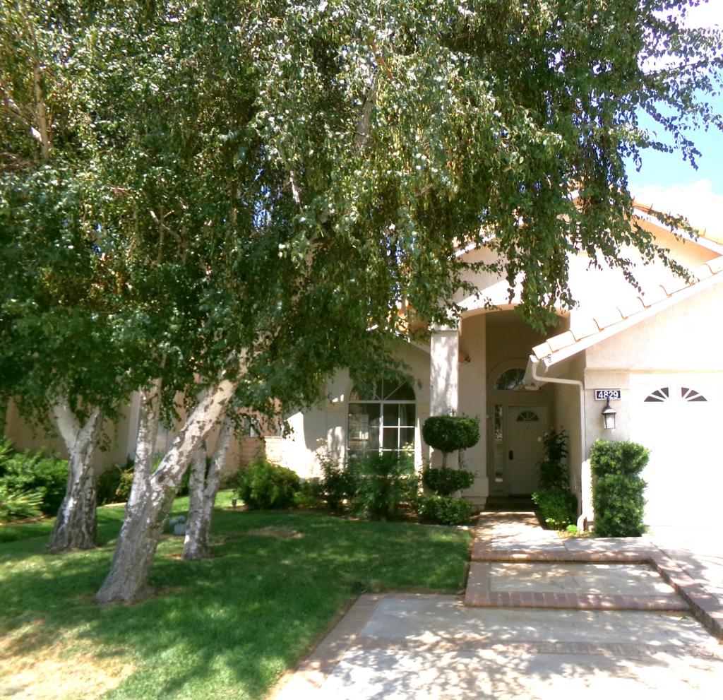 Beautiful 55+ golf course community with 3 clubhouses and low HOA dues. This little sparkler is perfect for a weekend getaway or full-time residence. Stunning greenbelt areas and friendly homeowners make Sun Lakes a truly special place. Within driving distance to beaches, mountains, cultural areas and resort locations. This home has had new exterior paint last year and new interior paint in 2025. New floor in bedroom #3 and all new ceiling fans in family room and bedrooms. New Stove and range hood. Upgraded electrical switch plates throughout and will be sold AS IS.