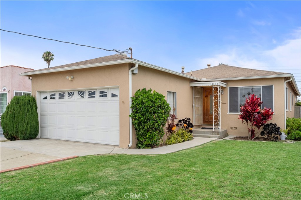 First time on the market in many years. Discover the potential in this charming 3-bedroom, 2-bathroom home, offering a comfortable layout with great bones and room to grow. Inside, you'll find a living area, functional kitchen ready for your personal touch, and well sized bedrooms perfect for family, guests, or a home office. A standout feature is the bonus room located at the back of the property—ideal for more living space. Can be used as an ensuite master bedroom with a private bathroom as well.
Set on a well-sized lot with outdoor space, this property is just waiting for the right buyer to bring out its full potential. This is a great opportunity to invest in a home with flexibility, character, and upside. Close to schools, churches and shopping. Don’t miss out!