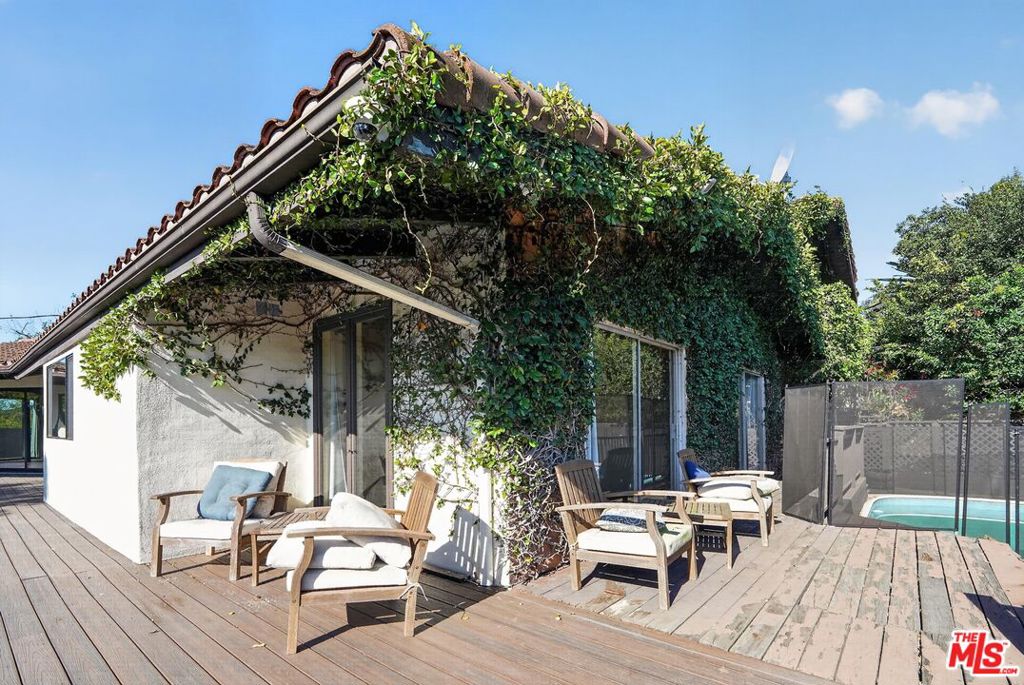 Photo of 8147 Mulholland Drive, Los Angeles, CA 90046 (MLS # 26968993)