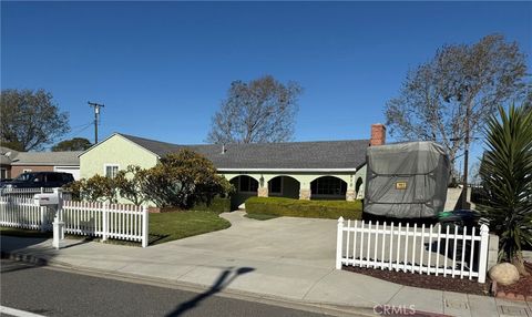 Photo of 810 Congress St, Costa Mesa, CA 92627 (MLS # OC25272581)