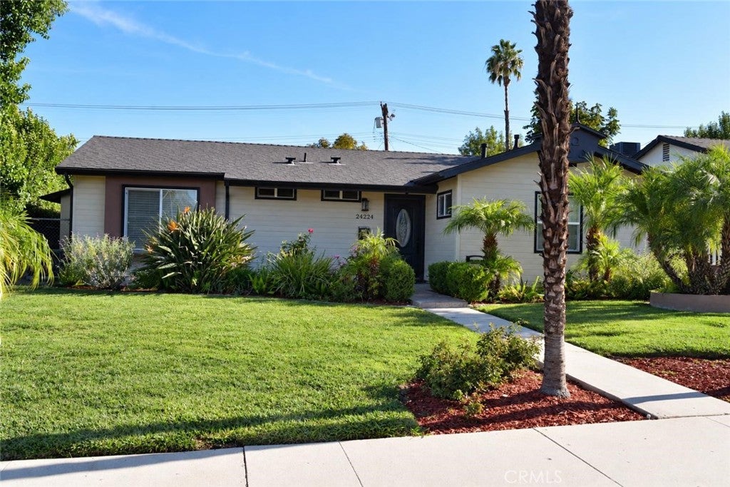 Photo of 24224 Victory BLVD, Woodland Hills, CA 91367 (MLS # SR26209434)