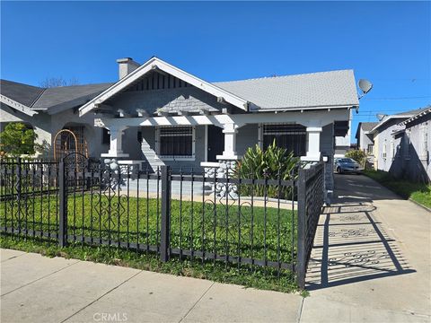 Photo of 555 W 43rd St, Los Angeles, CA 90037 (MLS # IN26043215)