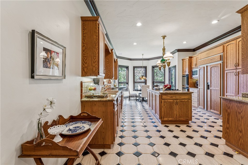 Lake Arrowhead, California, 92352, United States, 4 Bedrooms Bedrooms, ,5 BathroomsBathrooms,Residential,Active,2043850