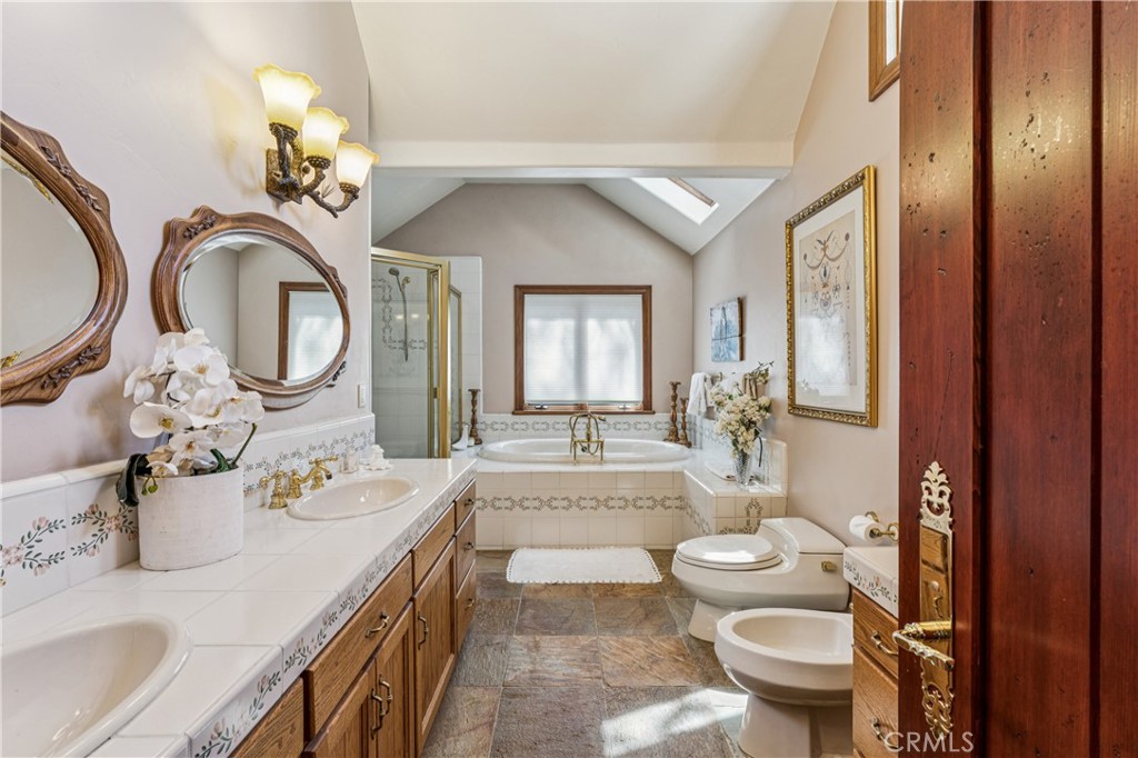 Lake Arrowhead, California, 92352, United States, 4 Bedrooms Bedrooms, ,5 BathroomsBathrooms,Residential,Active,2043850
