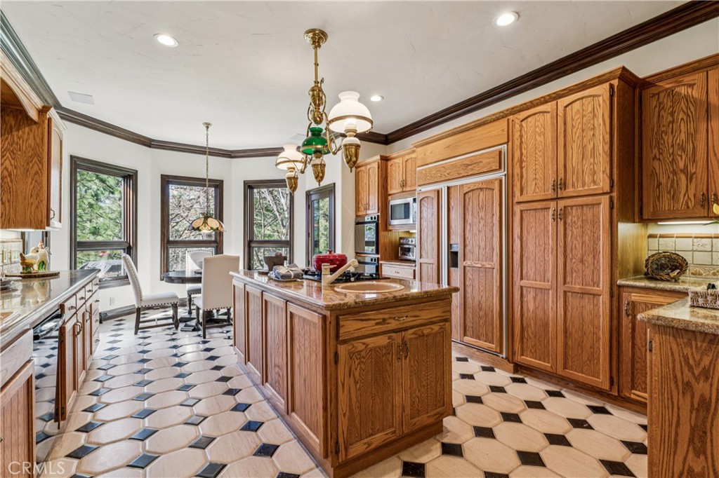 Lake Arrowhead, California, 92352, United States, 4 Bedrooms Bedrooms, ,5 BathroomsBathrooms,Residential,Active,2043850