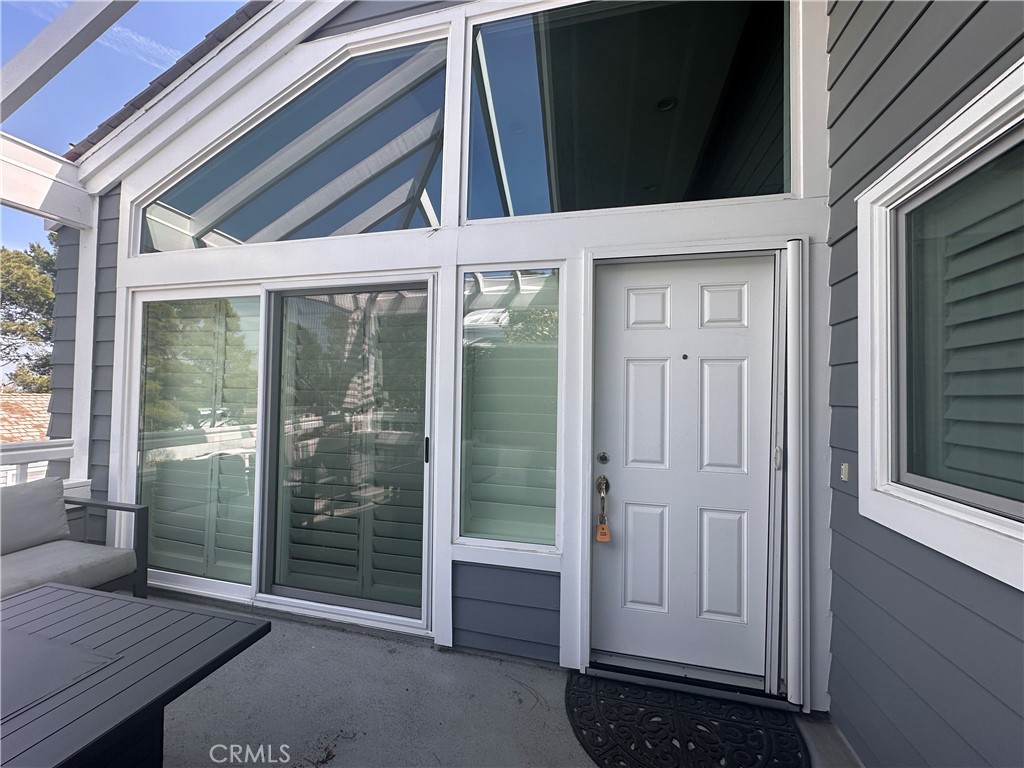 Welcome to this beautifully maintained 2-bedroom, 1-bath condo in a prime Newport Beach location available furnished or unfurnished, based on the tenant's preference. Just minutes from the beach!
Inside, you'll enjoy an open-concept living area filled with natural light, stylish finishes, and a modern kitchen perfect for daily living or entertaining. Both bedrooms are cozy and inviting, offering a comfortable retreat.
Located within a well-maintained HOA community featuring a pool and lush green spaces, this condo is also conveniently close to Fashion Island, top-rated restaurants, and all that Newport Beach has to offer.