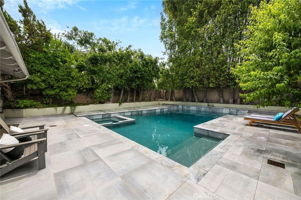 Photo of 4820 Encino Terrace Ter, Encino, CA 91316 (MLS # SR25126331)