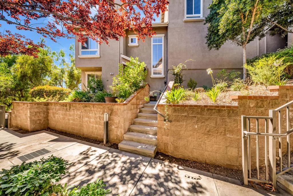 a modern condo with amazing view in the charming hills of Communications Hill, San Jose. As you enter, you'll find a bright, open-concept living, dining, and kitchen area with newer flooring, fresh paint, and large windows. The kitchen features ample cabinetry, stainless steel appliances, and a spacious sink. A powder room adds convenience for guests. Upstairs, two master suites await, each with a luxurious bathroom and rich hardwood floors. Enjoy the community pool and air conditioning for modern comfort. Located just 4 miles from downtown San Jose and close to major highways and public transit, this home is perfect for accessing Silicon Valley's tech hubs.