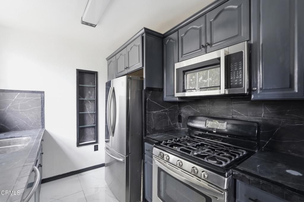Photo of 525 E Maple Street #2, Glendale, CA 91205 (MLS # P1-26950)