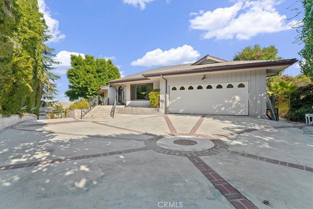Photo of 4121 Regal Oak Drive, Encino, CA 91436 (MLS # OC25235209)