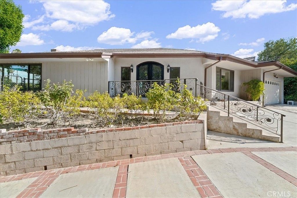 Photo of 4121 Regal Oak Drive, Encino, CA 91436 (MLS # OC25235209)