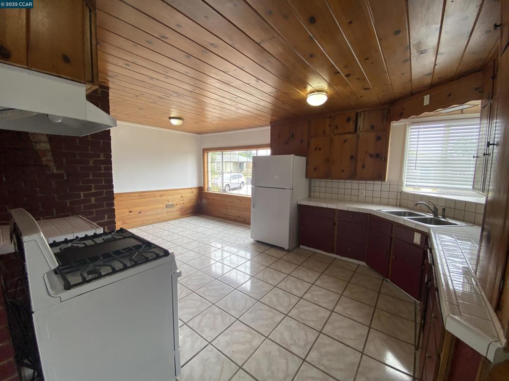 E OAKLAND - Residential Income