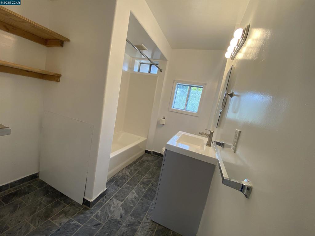 E OAKLAND - Residential Income