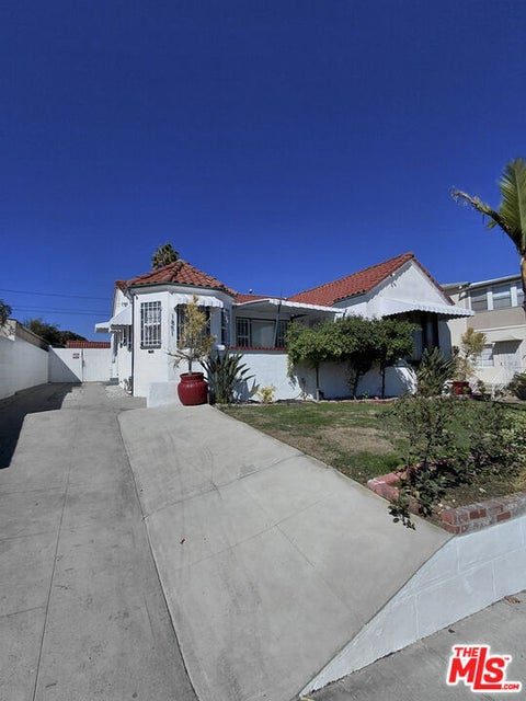 Photo of 1851 S Cloverdale Avenue, Los Angeles, CA 90019 (MLS # 26102287)